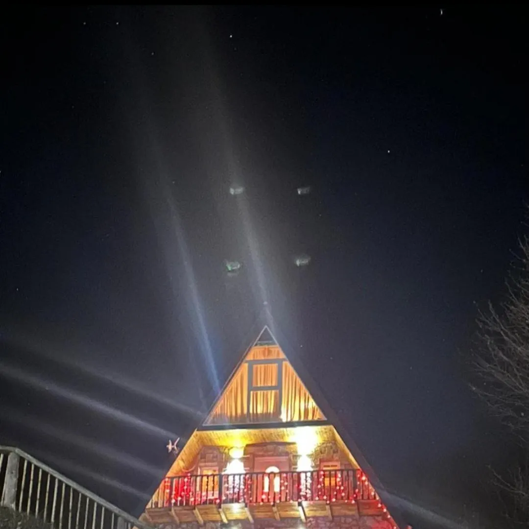 Shtepia E Shqiponjes Otel Gropat e Selces